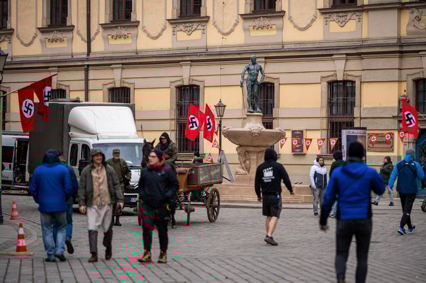 Plan zdjęciowy w okolicach Uniwersytetu Wrocławskiego. - Z uwagi na szczególne tło historyczne serialu (nazistowskie Niemcy lat 30. XX wieku), w przestrzeni miasta powstaną plany scenograficzne, uwzględniające określone znaki i symbole, charakterystyczne dla danego okresu historycznego, których nie należy w żaden sposób interpretować dosłownie – są jedynie dekoracją do filmu - informuje producent filmu